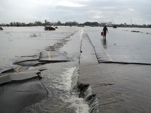 Road to Guija. The floods in Mozambique forced 150,000 people to leave their homes behind.