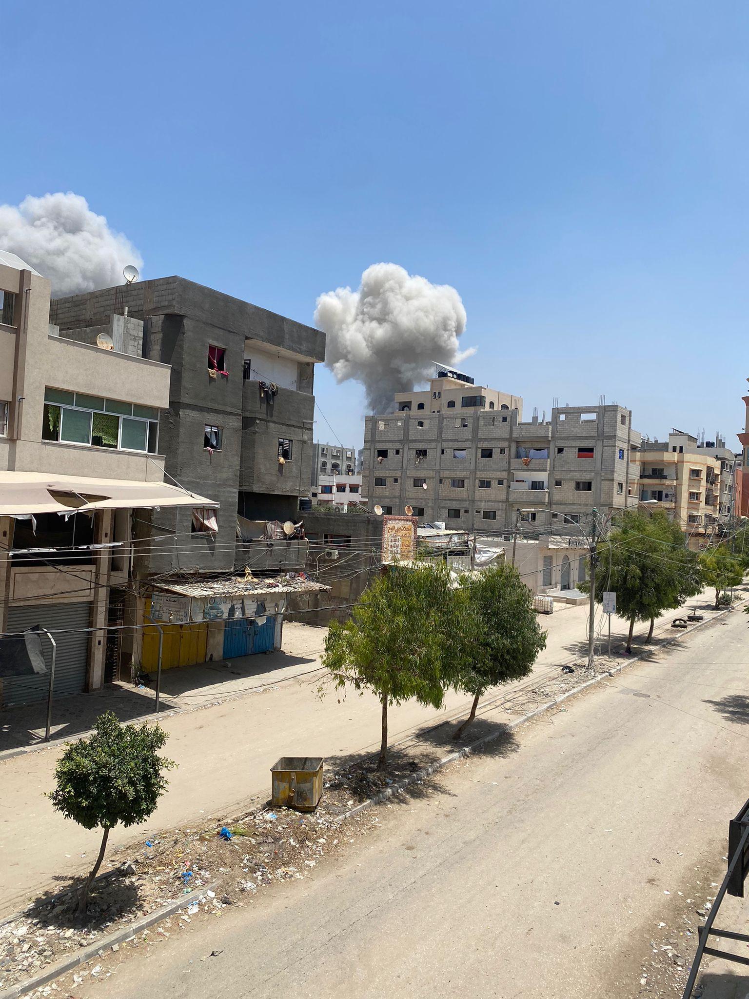 سحب الدخان المتصاعدة من القنابل تتصاعد فوق مخيم النصيرات بغزة